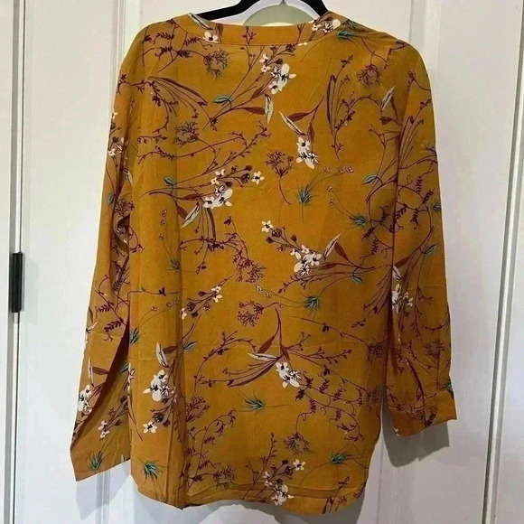 SOTEER BUTTON DOWN DARK FLORAL BLOUSE SIZE MEDIUM - Picture 4 of 5